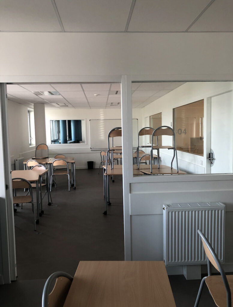 photo d'une salle collaborative entre deux salles de classe au lycée docteur Charles Mérieux