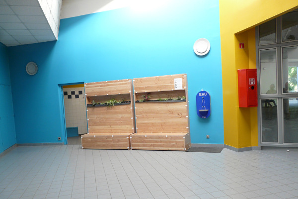 entrée des sanitaires et fontaine à eau dans le hall du projet Imaginons le lycée de demain de la Martinière Diderot