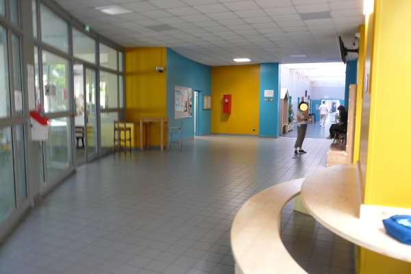 vue d'ensemble hall et couloir de sciences du projet Imaginons le lycée de demain de la Martinière Diderot