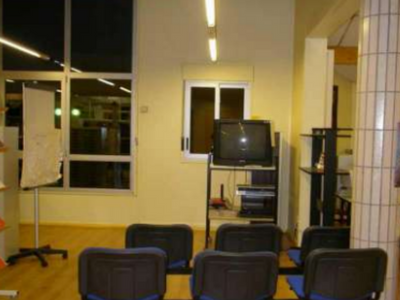 une photo de l'espace CDI "avant" composée d'une télé et des sièges